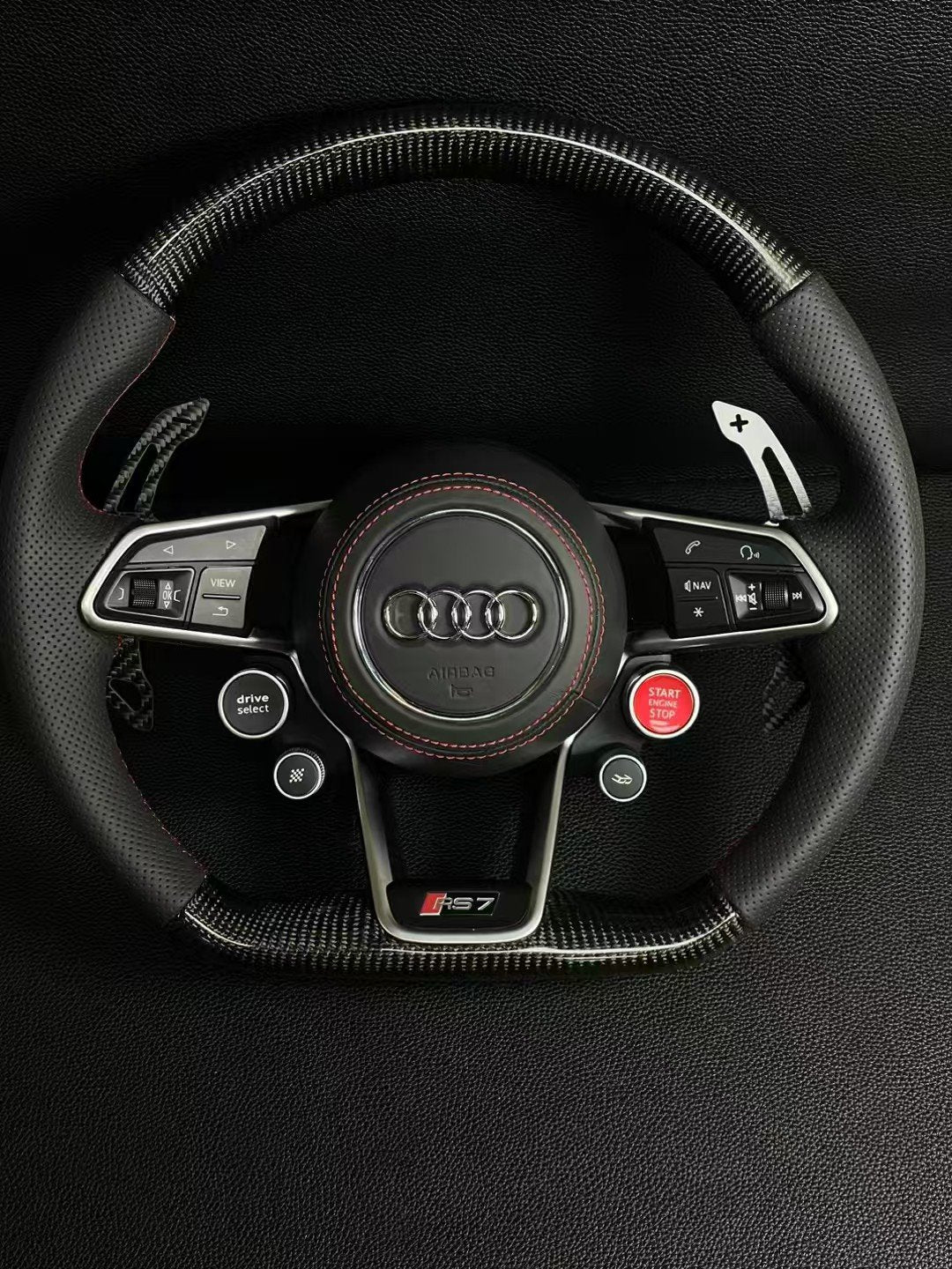 Carbon-Lenkrad Audi im RS-Design – Carbon oben und unten, rote Satellitentaste