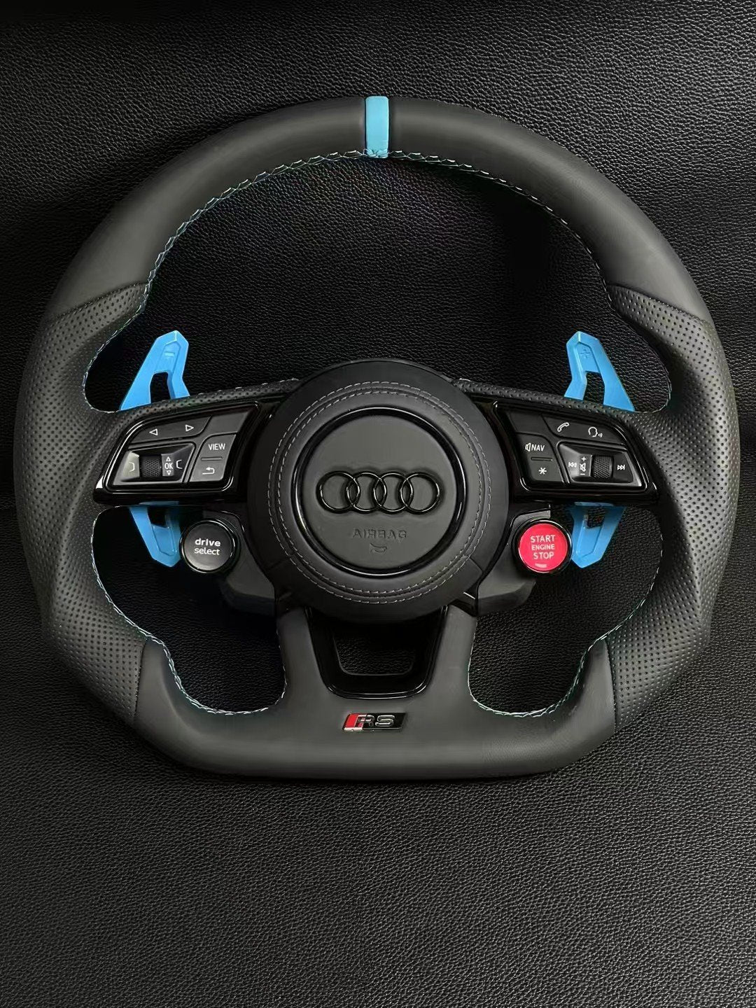 Sportlenkrad Audi im RS-Design – blaue 12-Uhr-Markierung und blaue Schaltwippen