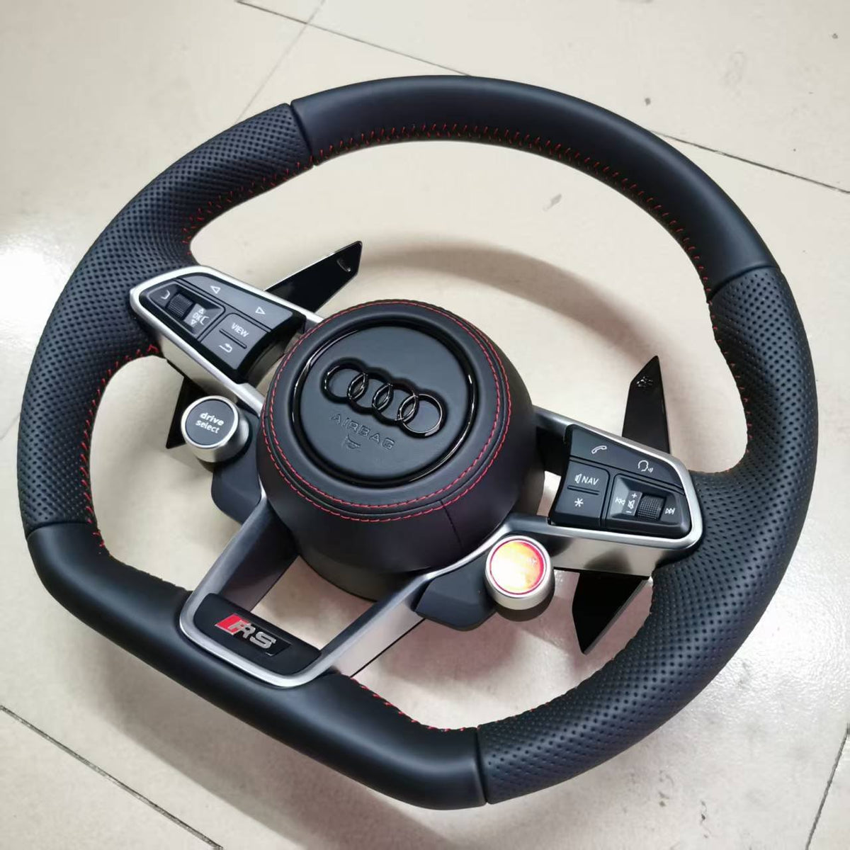 Sportlenkrad Audi im RS-Design – perforiertes Leder mit Schaltwippen