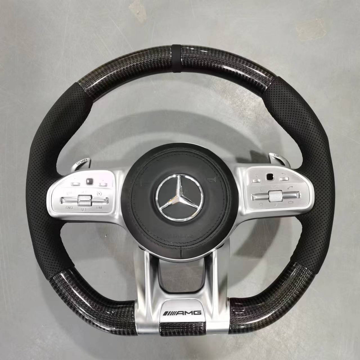 Carbon-Lenkrad Mercedes-Benz im AMG-Design – Carbon mit perforiertem Leder und silbernen Tastenblenden