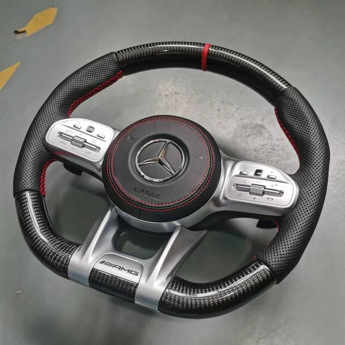 Carbon-Lenkrad Mercedes-Benz im AMG-Design – Carbon mit perforiertem Leder, Seitenansicht