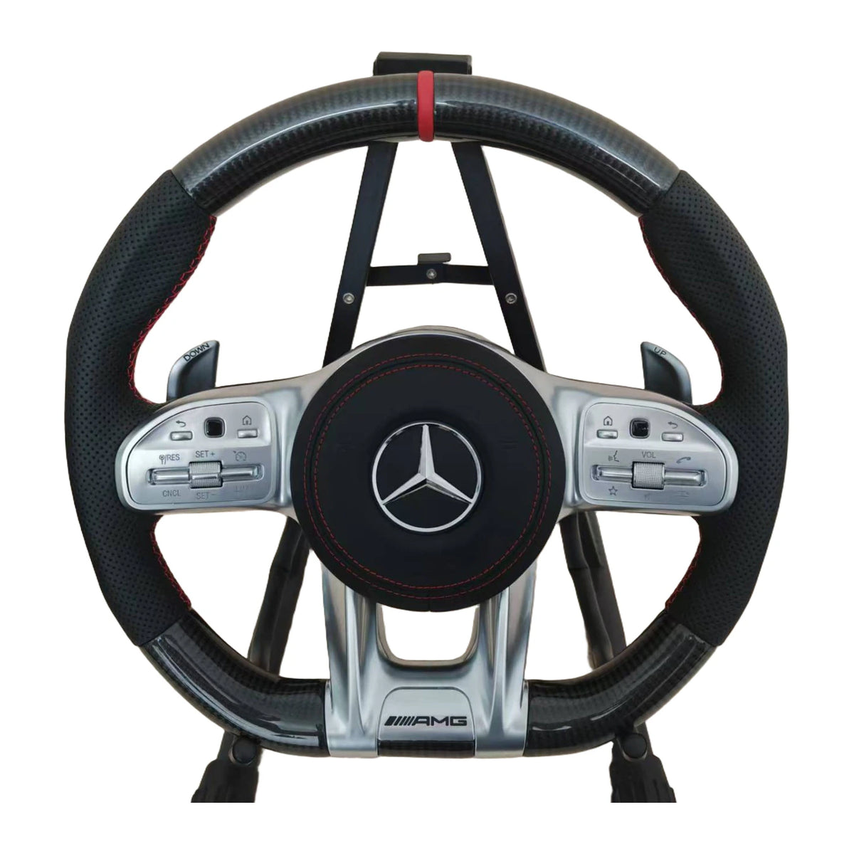 Mercedes-AMG Sportlenkrad mit mattem Carbon, roter 12-Uhr-Markierung und silbernen Touch-Control-Tasten