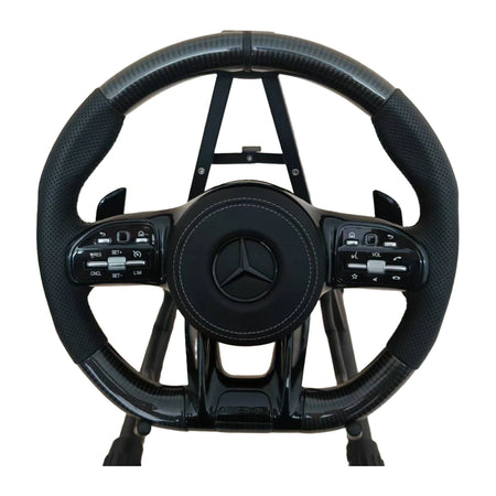 Mercedes-AMG Sportlenkrad mit mattem Carbon, perforiertem Leder und schwarzen Touch-Control-Tasten