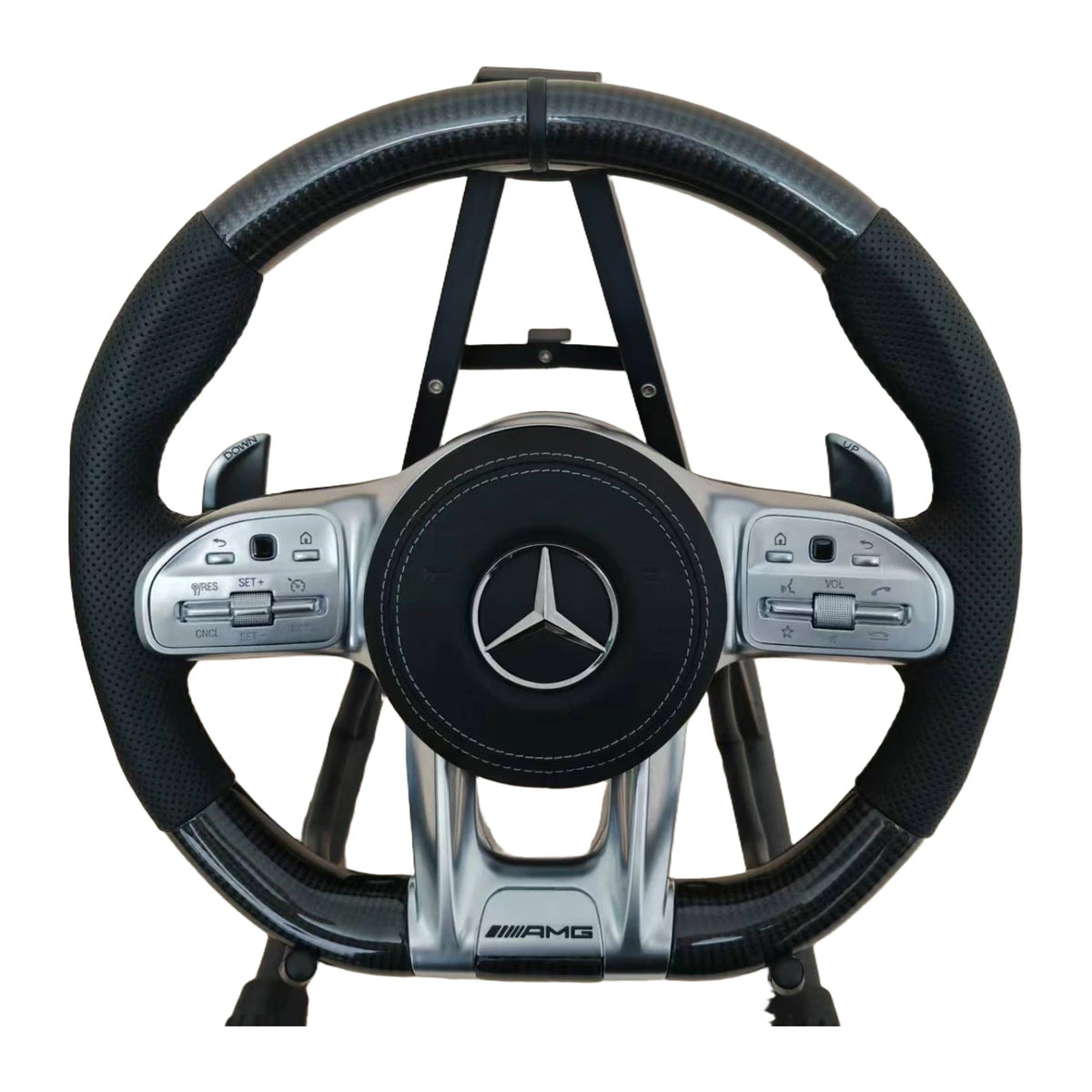 Mercedes-AMG Sportlenkrad mit mattem Carbon, perforiertem Leder und silbernen Touch-Control-Tasten